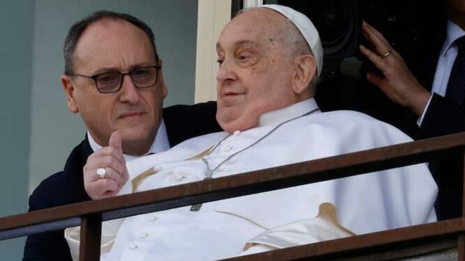 El Papa, con su enfermero