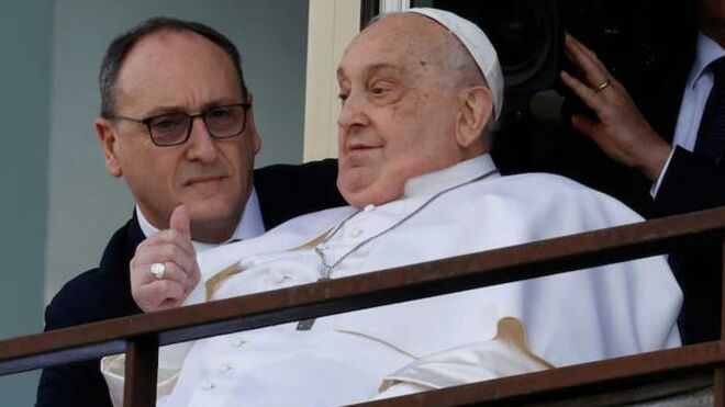 El Papa, con su enfermero
