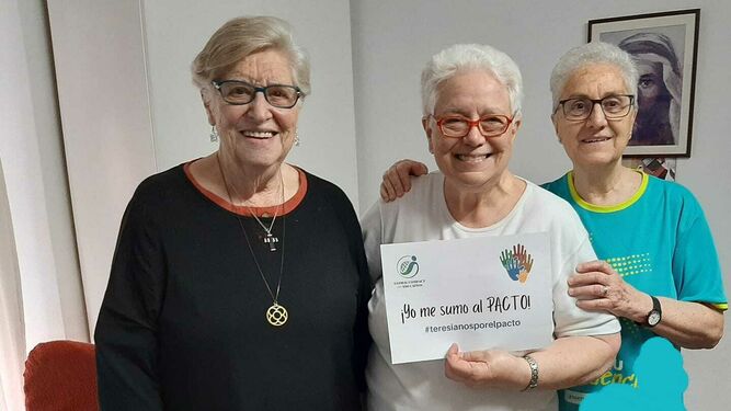 Viqui Molins, a la izda, y sus dos compañeras