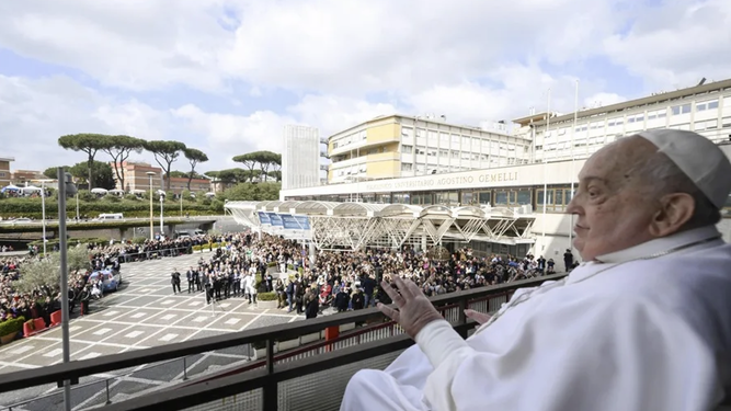 Francisco, tras el ángelus del pasado domingo, cuando recibió el alta