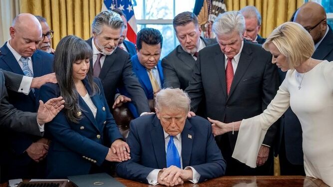 Miembros de la administración Trump rezan por el presidente