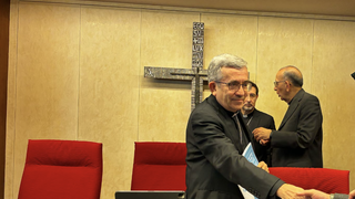 Argüello en la Plenaria. Detrás, Cobo y Omella