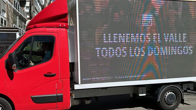 Furgoneta de Hazte Oír circulando alrededor de la sede de la CEE