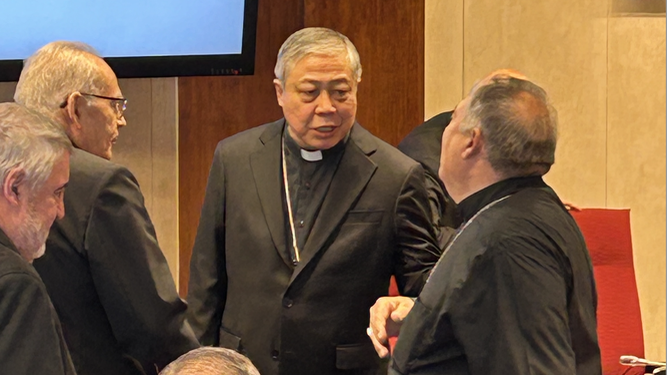 Obispos despidiéndose del nuncio Auza