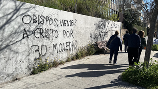 Pintadas de grupos ultracatólicos al lado de la sede de la CEE