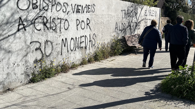 Pintas de grupos ultracatólicos al lado de la sede de la CEE