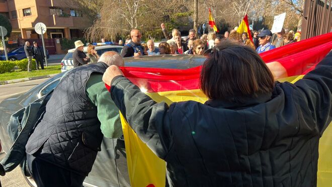 Protestas ante la sede de la CEE