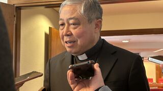 El nuncio Auza con los periodistas