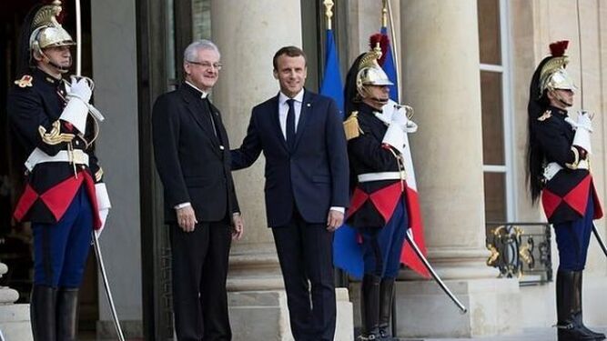 El arzobispo Joan-Enric Vives con el presidente Macron
