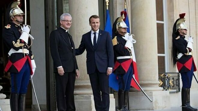 El arzobispo Joan-Enric Vives con el presidente Macron