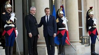 El arzobispo Joan-Enric Vives con el presidente Macron