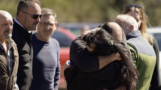 Familiares de los mineros, abrazados