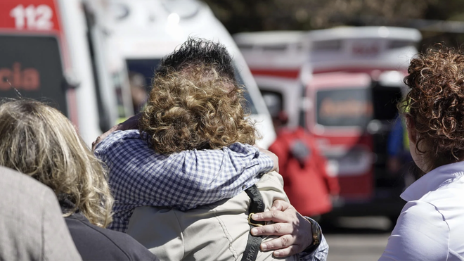 Familiares de los heridos y fallecidos por la explosión de la mina de Cerredo este lunes, en el concejo asturiano de Degaña