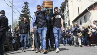 Familiares y amigos portan el féretro de uno de los fallecidos tras la misa funeral Villablino (León)