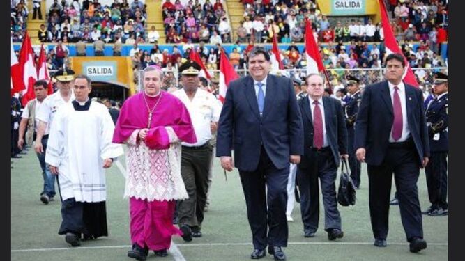 Mons. Eguren, ex arzobispo de Piura, con el corrupto presidente Alan García en el Estadio Nacional de Lima en 2006