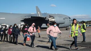 Un grupo de guatemaltecos deportados por Trump a la llegada a su país de origen