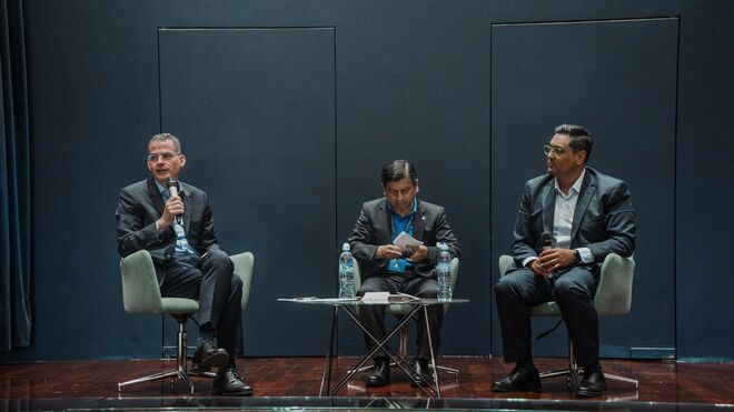 Rafael Luciani, (a la izda) y Jesús Becerril (dcha) en la universidad guatemalteca Rafael Landívar