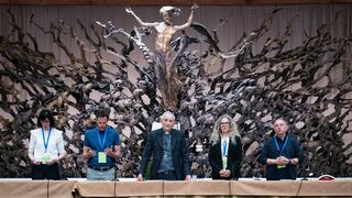 Zuppi preside la asamblea sinodal de la Iglesia italiana en el Aula Pablo VI