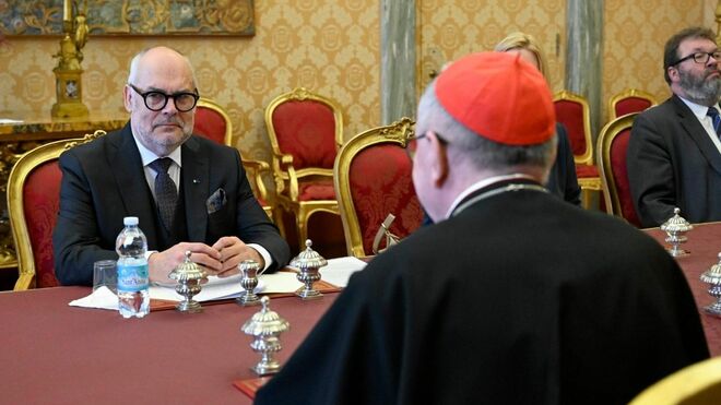 Alar Karis, Presidente de la República de Estonia  y Pietro Parolin (de espaldas)