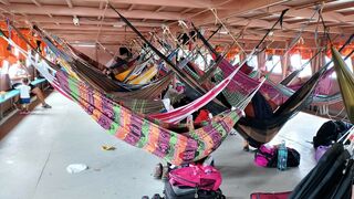 Interior de la lancha "Charles", en el Amazonas