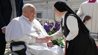 Francisco saluda a una religiosa