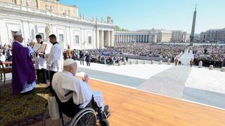 Francisco bendice a los fieles desde la plaza de San Pedro