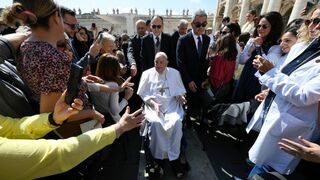El Papa, rodeado de fieles en San Pedro