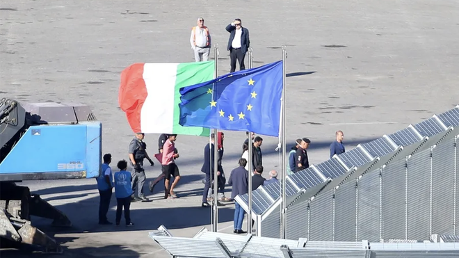 Migrantes expulsados de Italia a centros de confinamiento en Albahía
