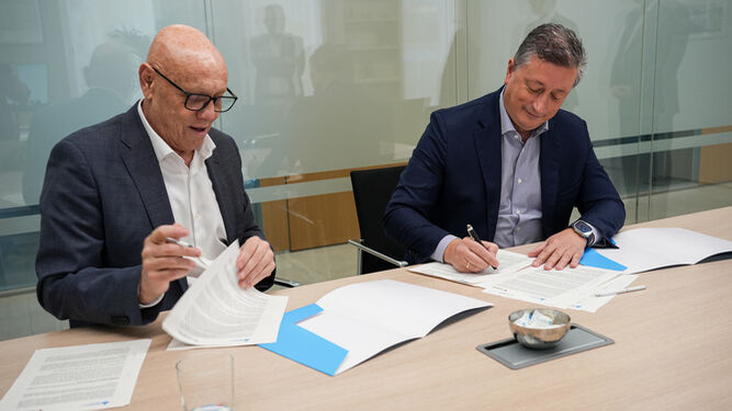 Firma acuerdo Bioetica SJD y FH izda Juan José Afonso y dcha Alberto Martín