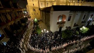 Vista de una procesión en Sevilla desde un balcón