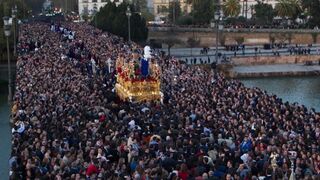Puente de Triana. Semana Santa de Sevilla.