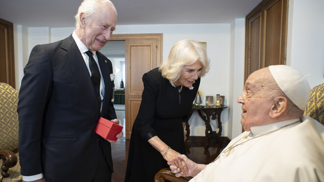 Carlos y Camilla, con el Papa