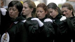 Las mujeres también "cargan" en Semana Santa