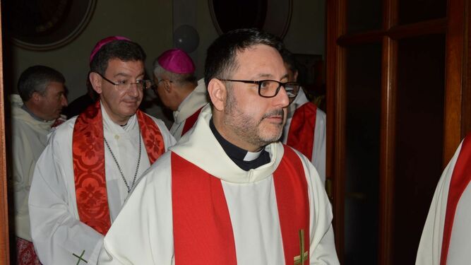 En primer término, el sacerdote de Tarragona Víctor Mosquera