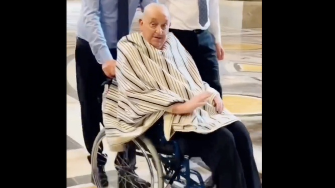 Francisco, 'de civil', en San Pedro