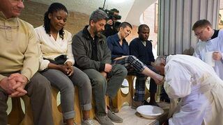 El lavatorio de los pies será el signo profético de la entrega de Dios por la humanidad