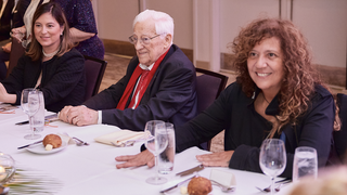 El Padre Ángel, con Chabeli Iglesias y Rosana