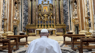 Francisco, ante el icono de la Virgen, Salus Populi Romani