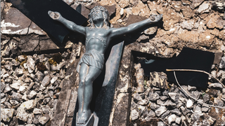 Crucifijo entre escombros