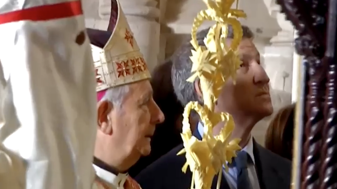 Feijóo, con el obispo de Salamanca, observa la salida del paso