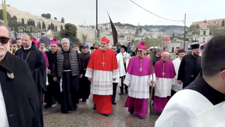 El cardenal Pizzaballa en la procesión