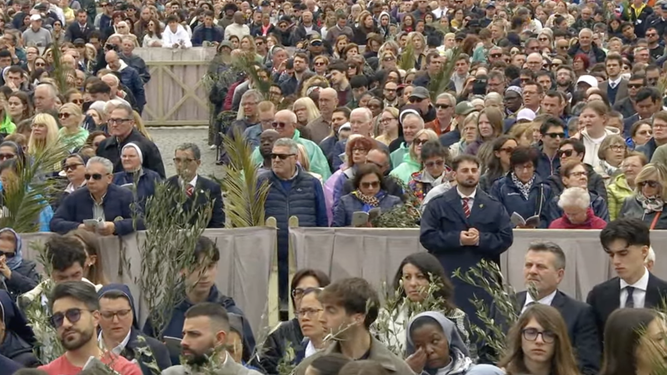 Fieles siguen la misa del Domingo de Ramos en la plaza de San Pedro