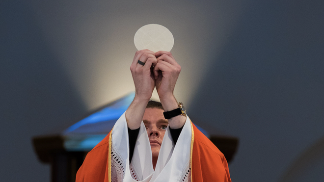 Un sacerdote en la consagración