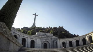 Fachada y Cruz de la abadía en el Valle de Cuelgamuros