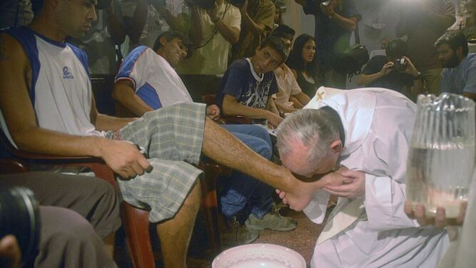 Bergoglio lava los pies en una villa miseria de Argentina