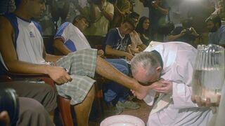 Bergoglio lava los pies en una villa miseria de Argentina
