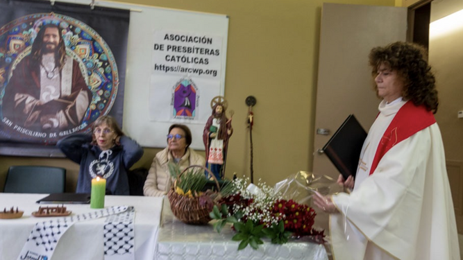 Cristina, celebrando en su comunidad
