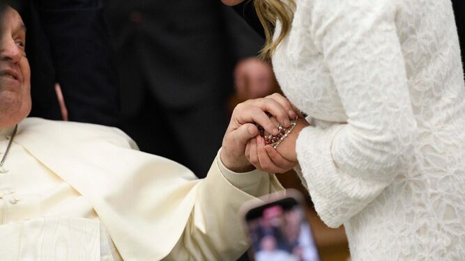 Papa Francisco saluda a una madre