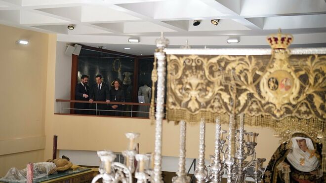 Juanma Moreno visita a la Hermandad del Sepulcro en Málaga