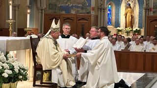 Ordenación. Obispo y diácono.